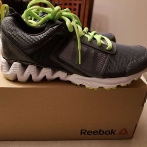 Reebok Big Boys Zigkick 2k18 Sneakers Shoes size 4